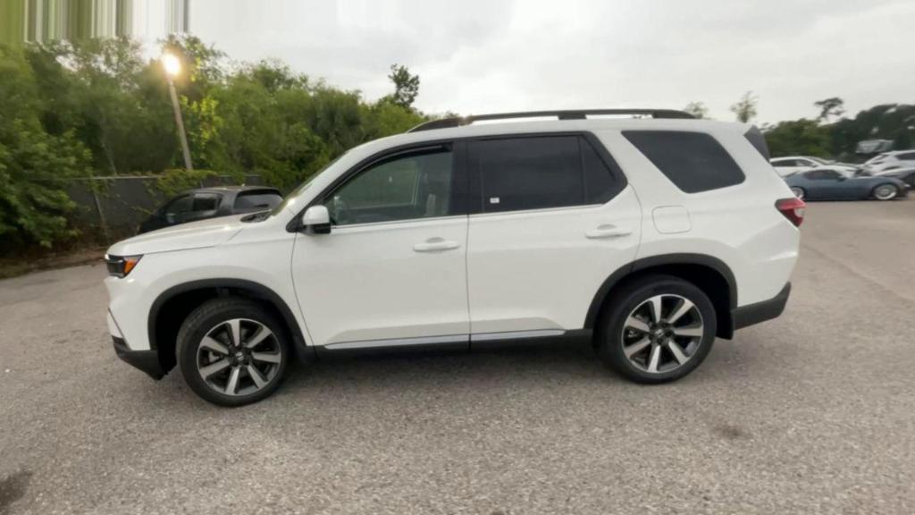 new 2025 Honda Pilot car, priced at $49,350