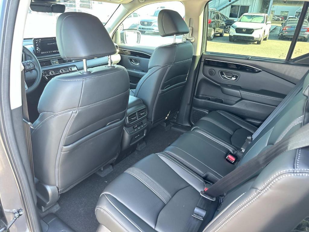 new 2025 Honda Pilot car, priced at $51,050