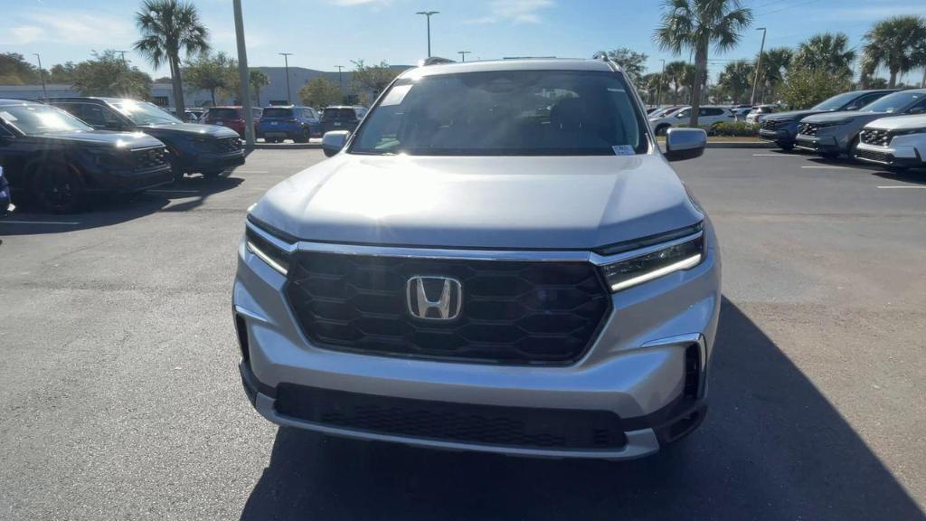 new 2025 Honda Pilot car, priced at $49,885