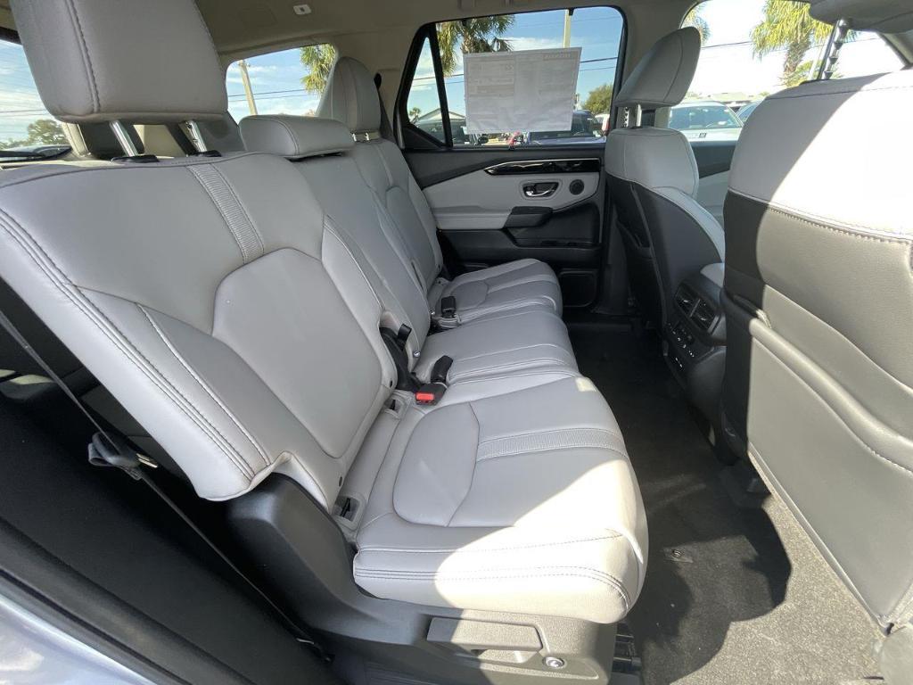 new 2025 Honda Pilot car, priced at $49,885