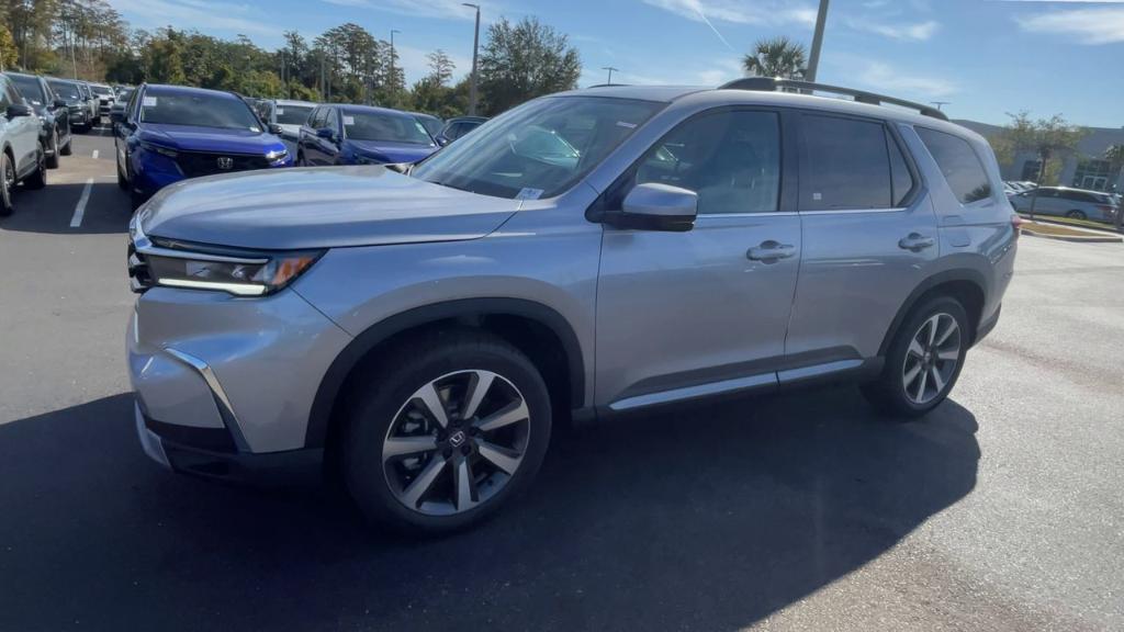 new 2025 Honda Pilot car, priced at $49,885