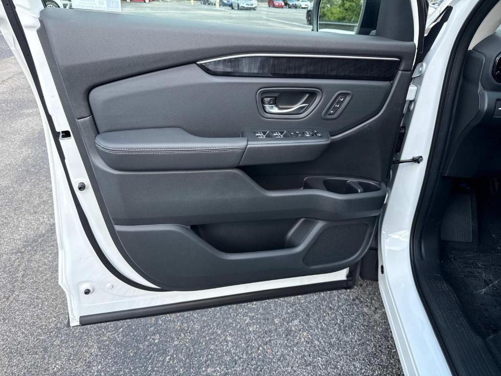 new 2025 Honda Pilot car, priced at $54,985
