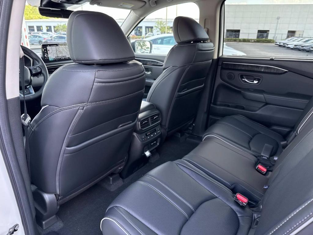 new 2025 Honda Pilot car, priced at $54,985