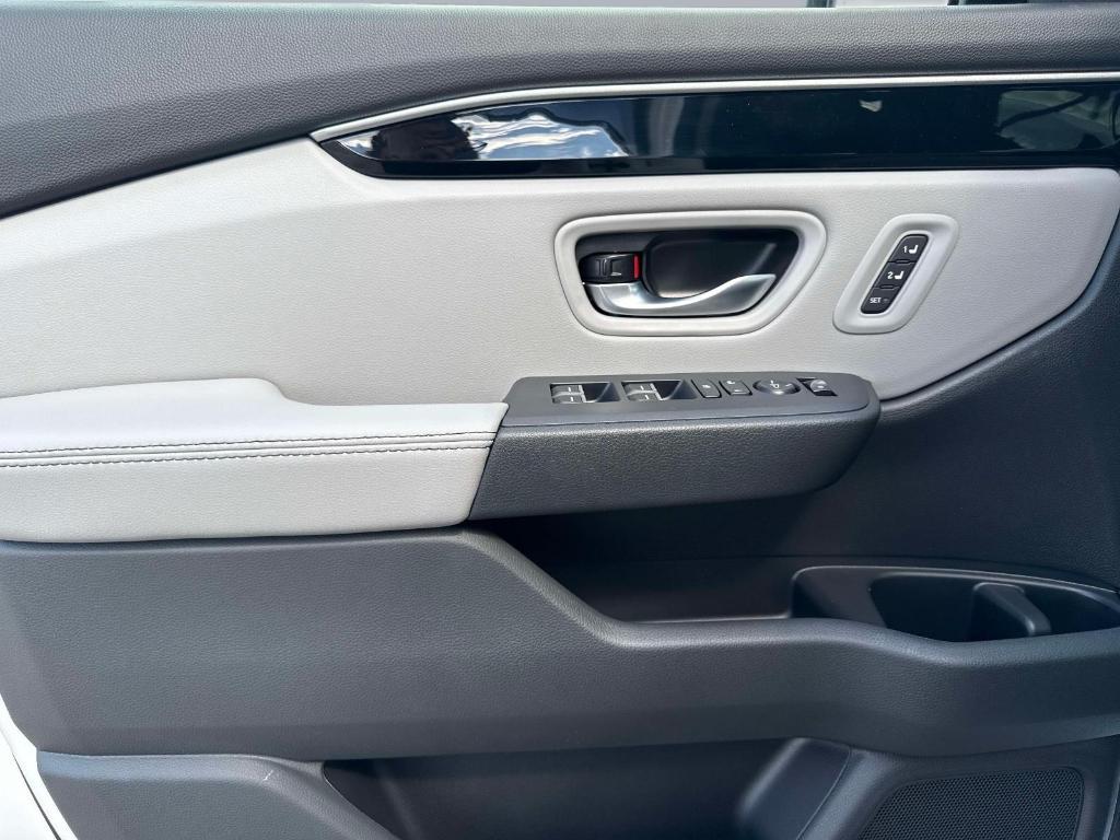 new 2025 Honda Pilot car, priced at $43,950