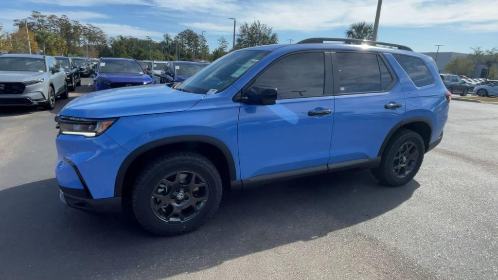 new 2025 Honda Pilot car, priced at $51,555