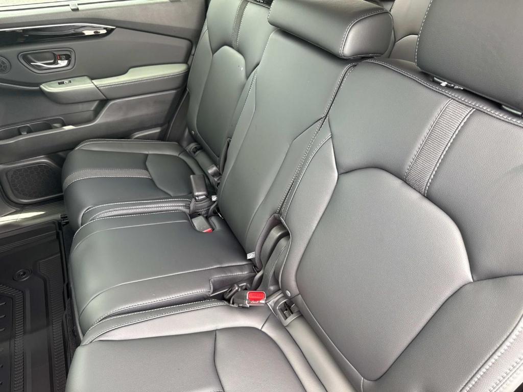new 2025 Honda Pilot car, priced at $49,680