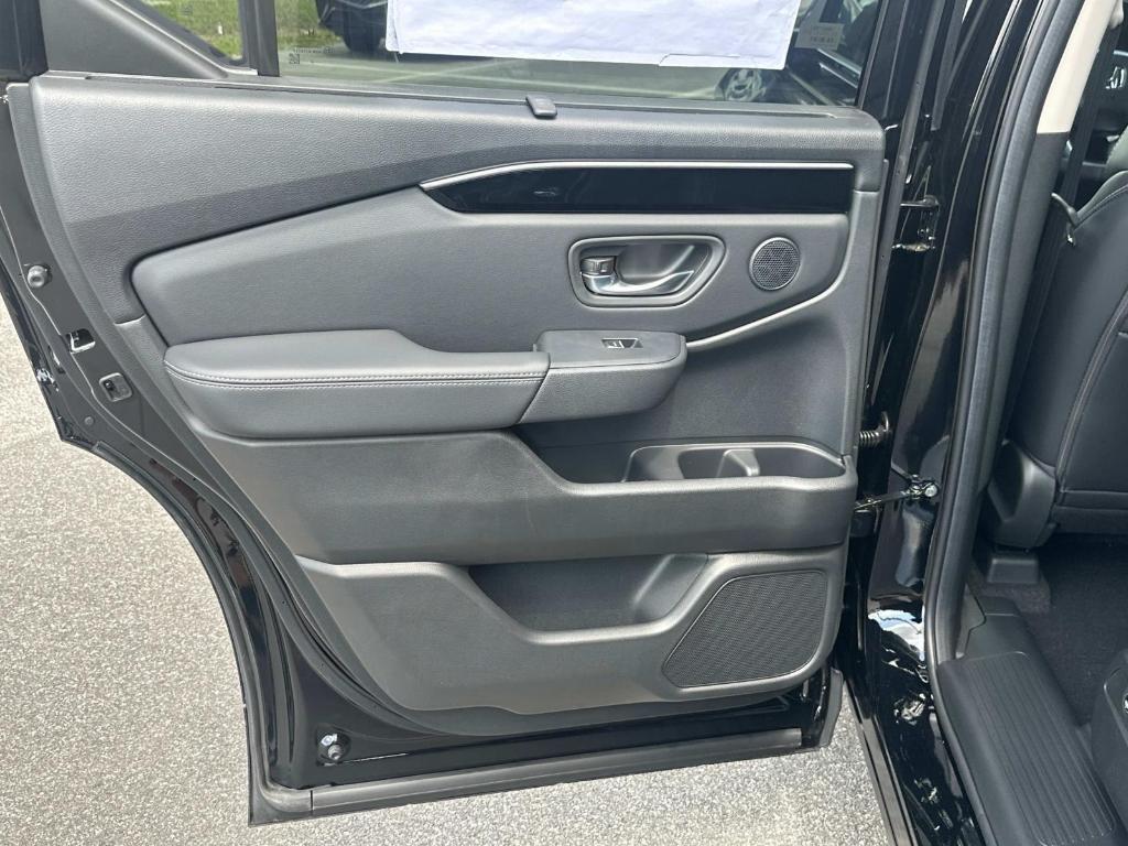 new 2025 Honda Pilot car, priced at $48,950