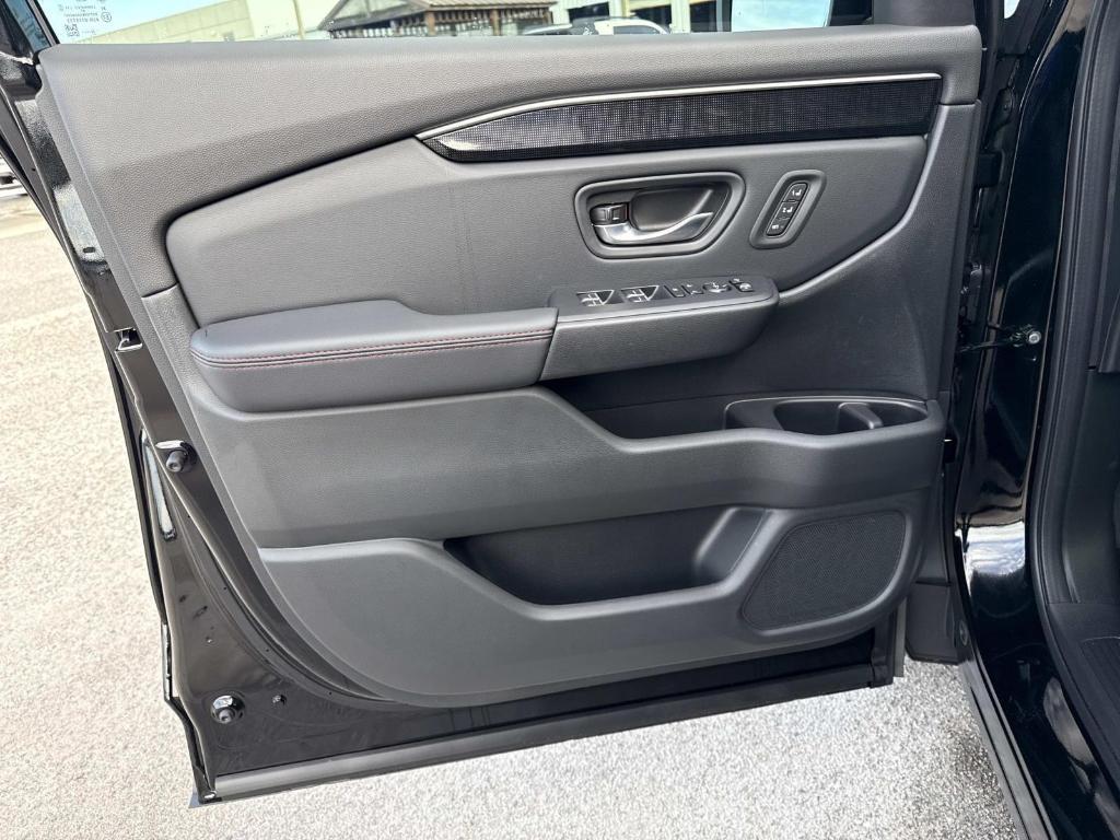 new 2025 Honda Pilot car, priced at $56,075