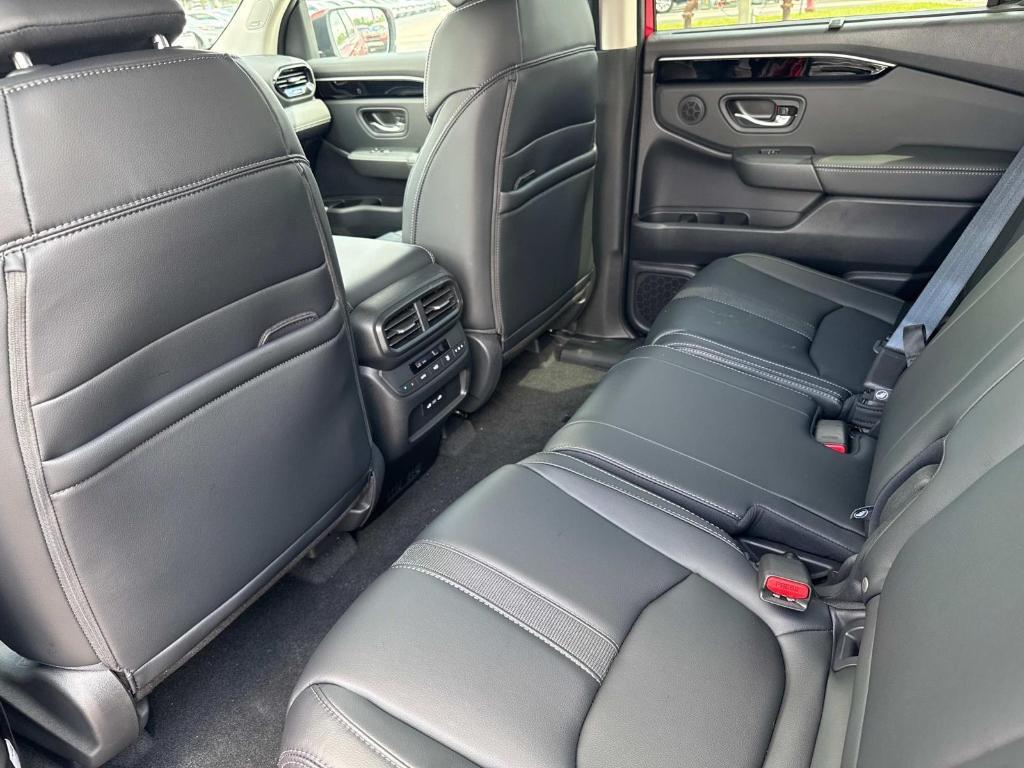 new 2025 Honda Pilot car, priced at $51,305