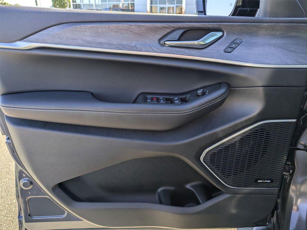 new 2025 Jeep Grand Cherokee car, priced at $50,930