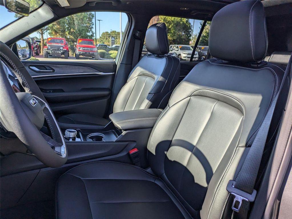 new 2025 Jeep Grand Cherokee car, priced at $50,930
