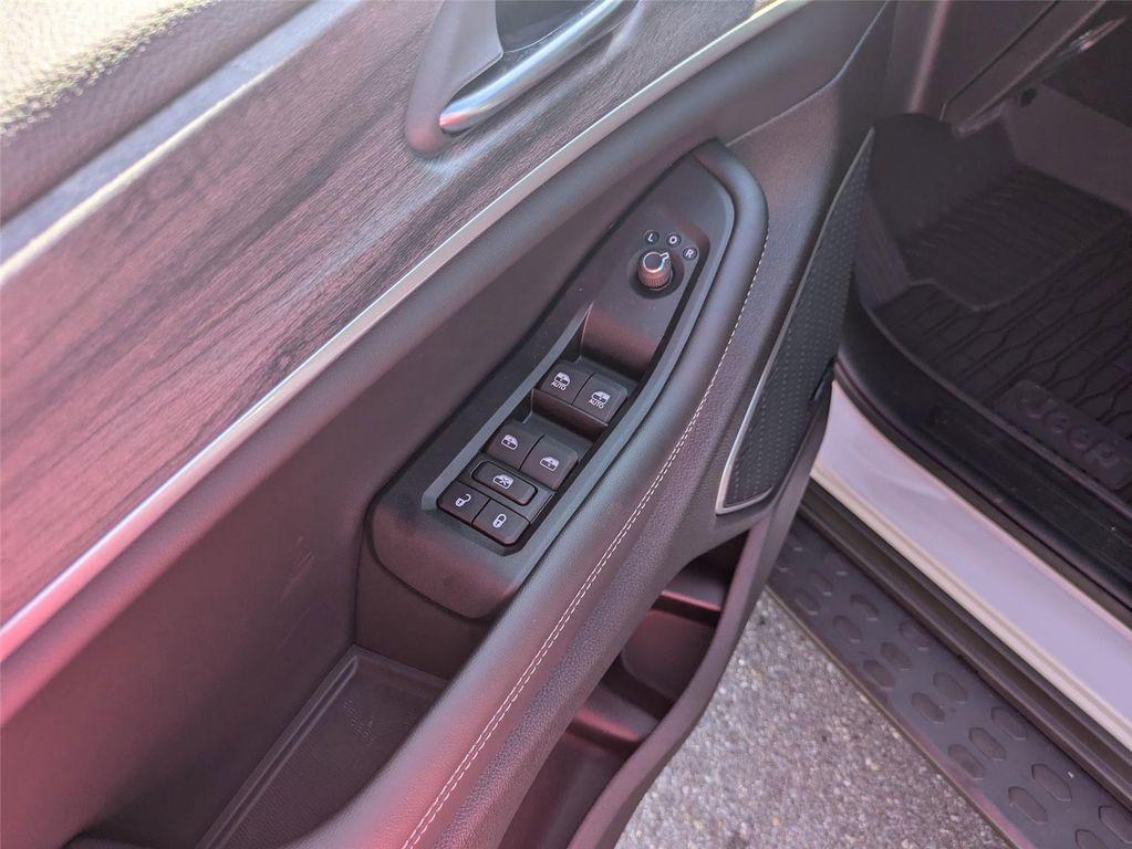 new 2025 Jeep Grand Cherokee car, priced at $47,340