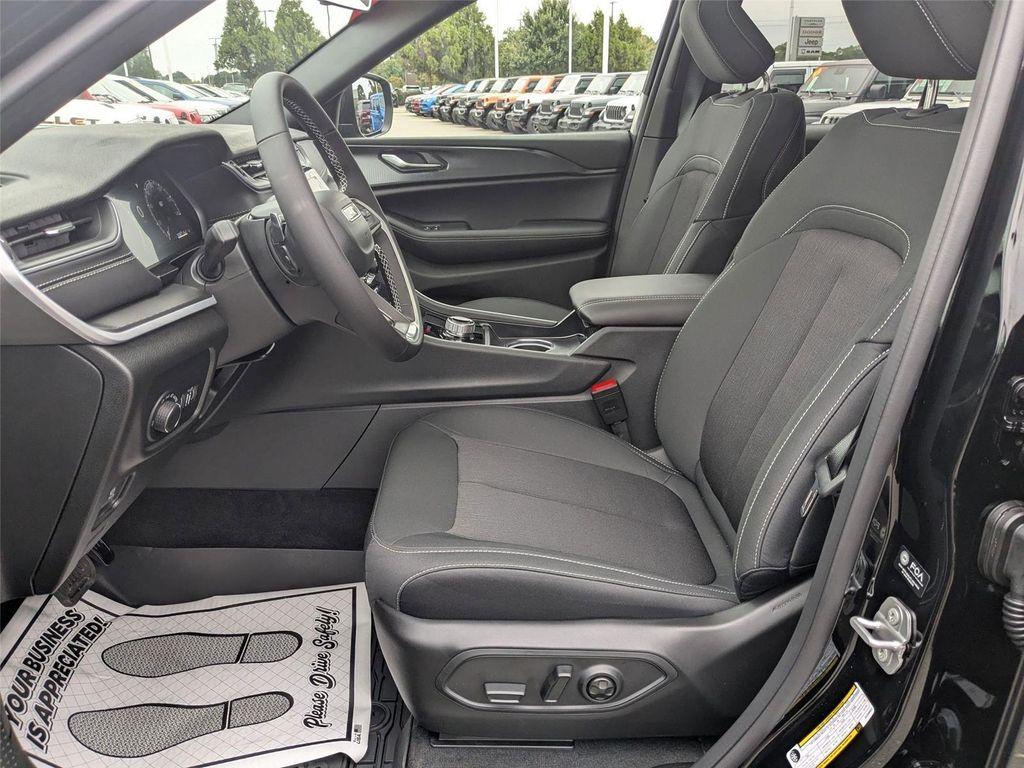 new 2025 Jeep Grand Cherokee car, priced at $40,420