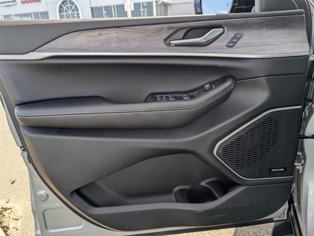 new 2025 Jeep Grand Cherokee car, priced at $48,930