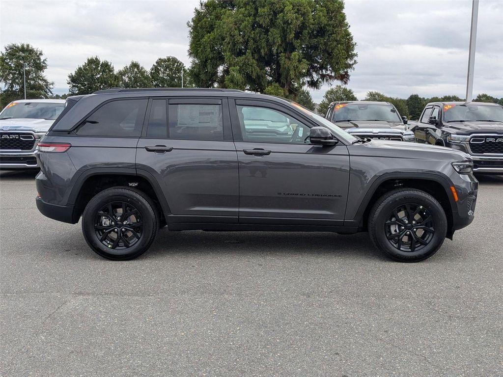 new 2025 Jeep Grand Cherokee car, priced at $42,980