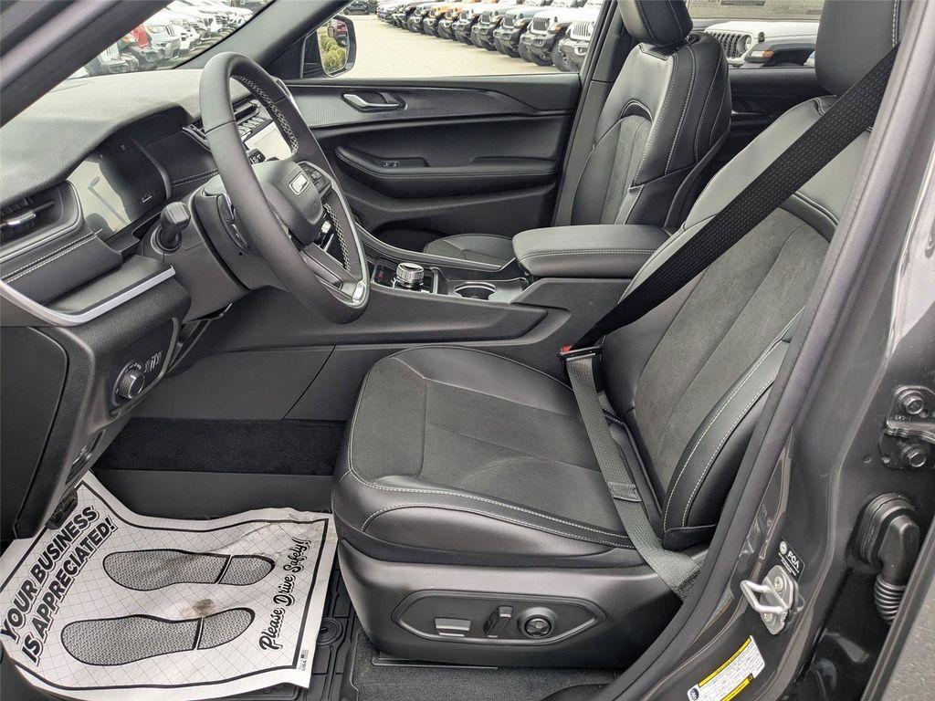 new 2025 Jeep Grand Cherokee car, priced at $42,980