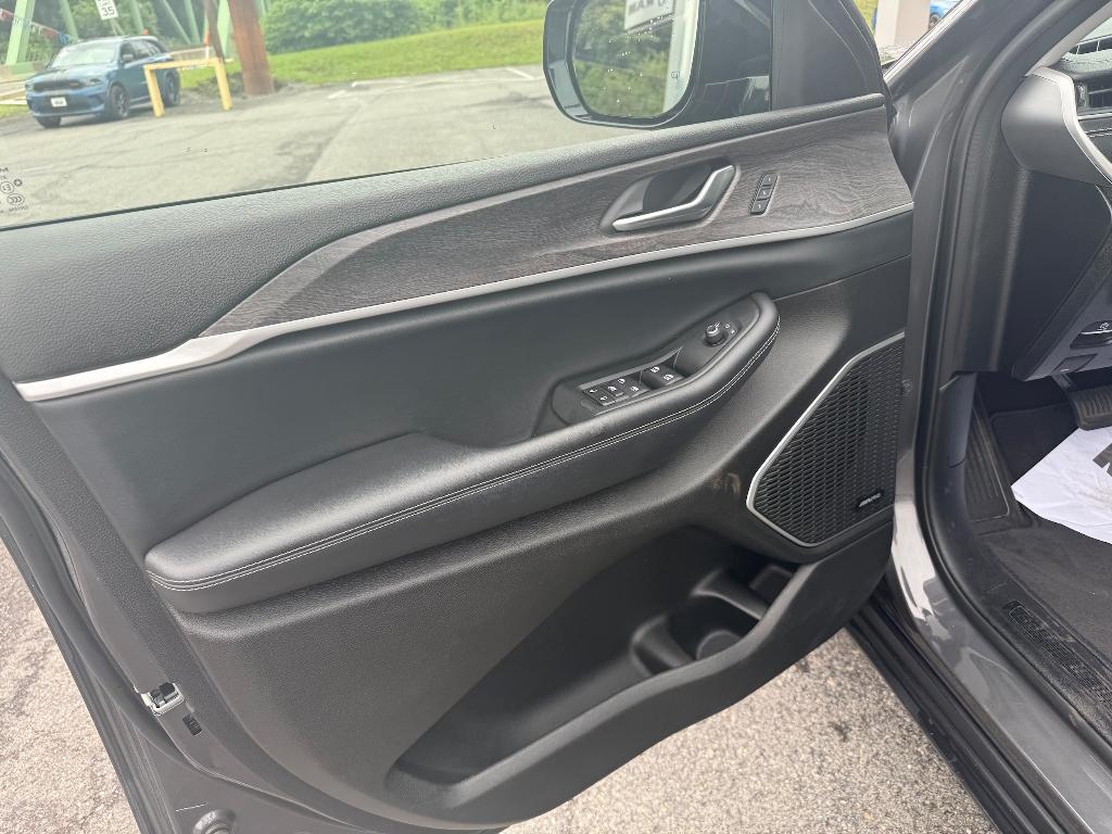 used 2022 Jeep Grand Cherokee car, priced at $36,900