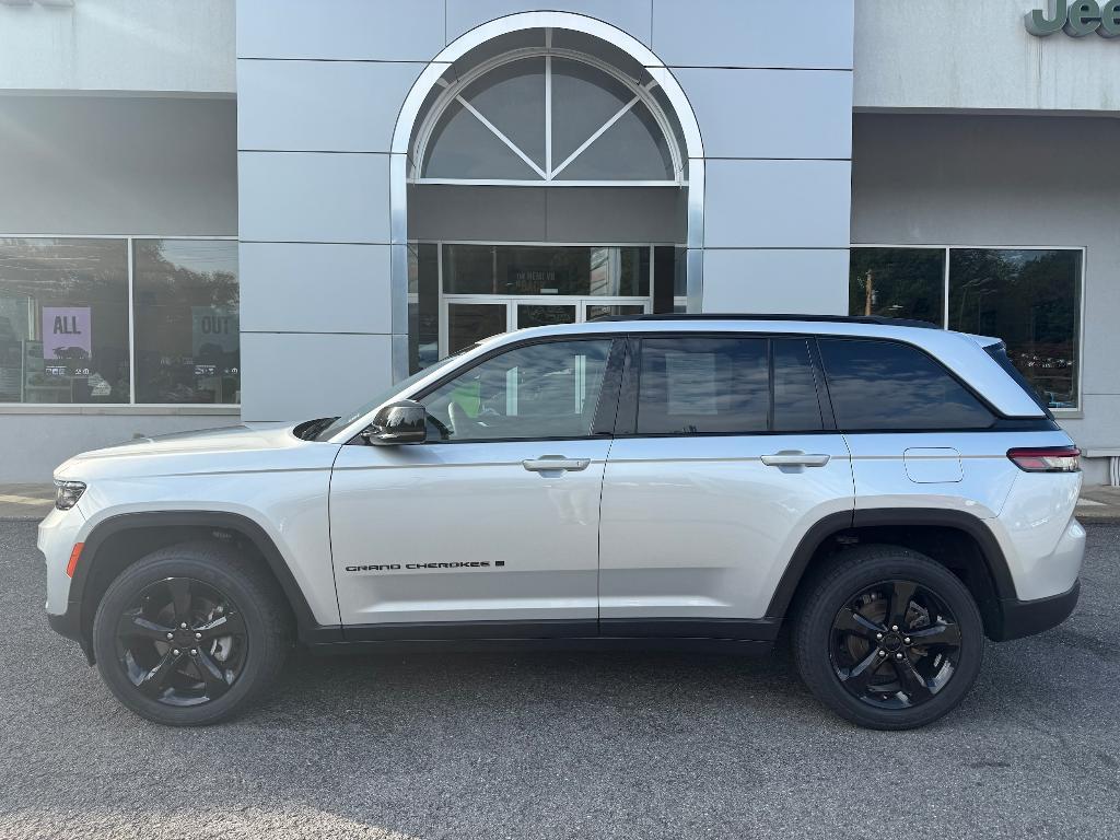 used 2023 Jeep Grand Cherokee car, priced at $34,900