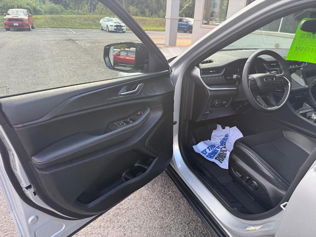 used 2023 Jeep Grand Cherokee car, priced at $34,900