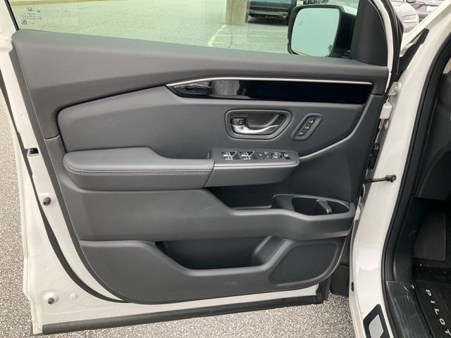 new 2025 Honda Pilot car, priced at $44,930