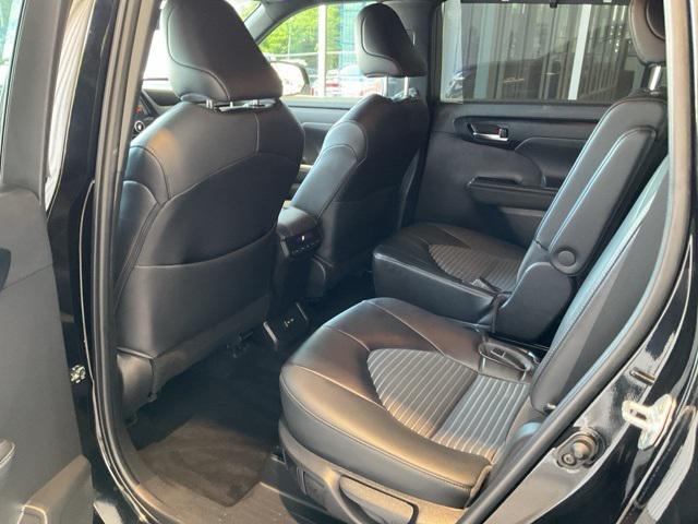 used 2022 Toyota Highlander car, priced at $35,908