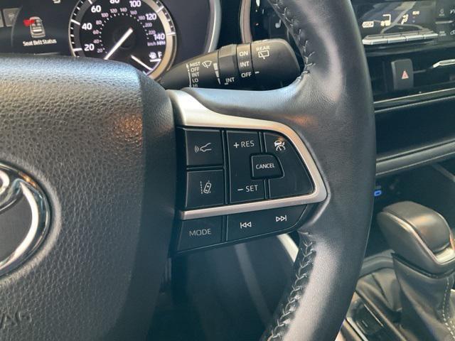 used 2022 Toyota Highlander car, priced at $35,908
