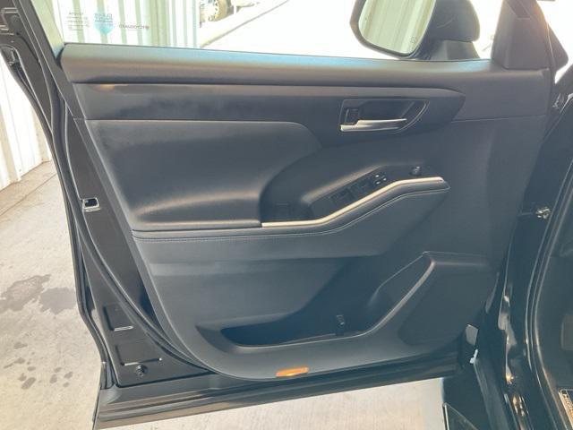 used 2022 Toyota Highlander car, priced at $35,908