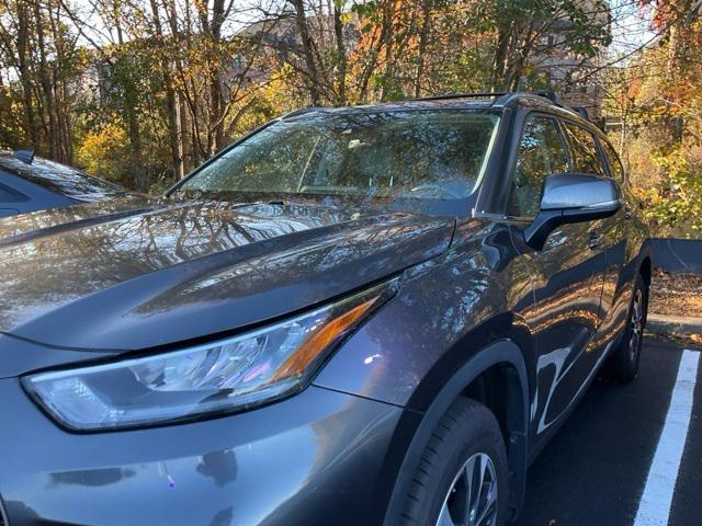 used 2020 Toyota Highlander car, priced at $27,514