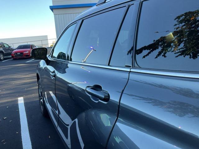 used 2020 Toyota Highlander car, priced at $27,514
