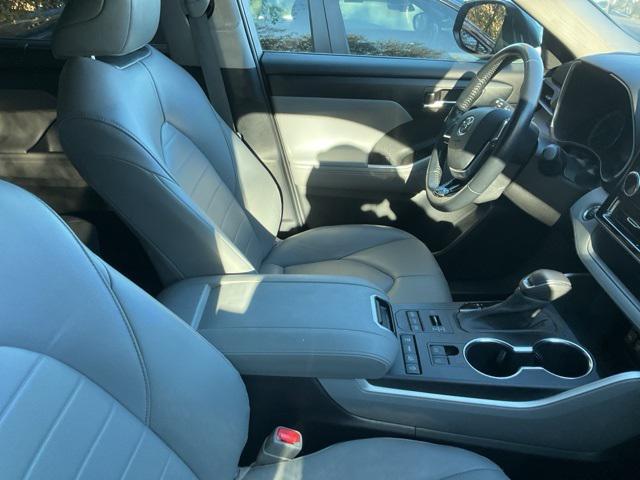 used 2020 Toyota Highlander car, priced at $27,514