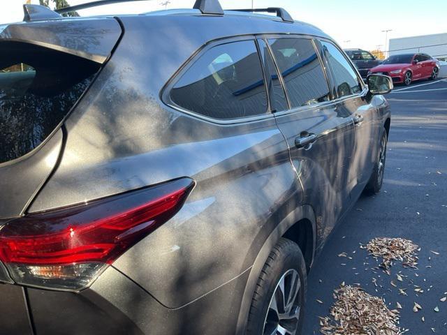 used 2020 Toyota Highlander car, priced at $27,514
