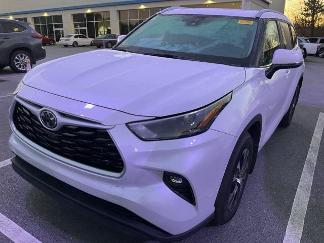 used 2022 Toyota Highlander car, priced at $35,600