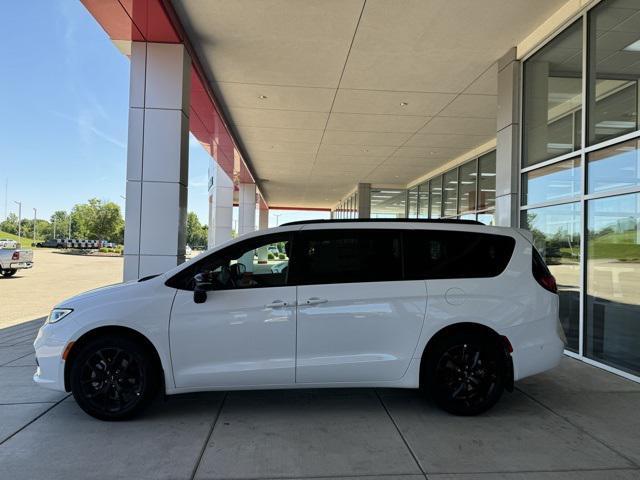 new 2024 Chrysler Pacifica car, priced at $48,274