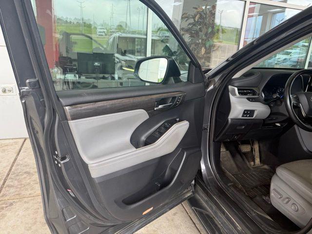 used 2021 Toyota Highlander Hybrid car, priced at $30,757