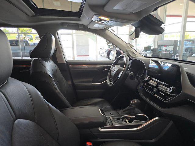 used 2020 Toyota Highlander Hybrid car, priced at $29,330