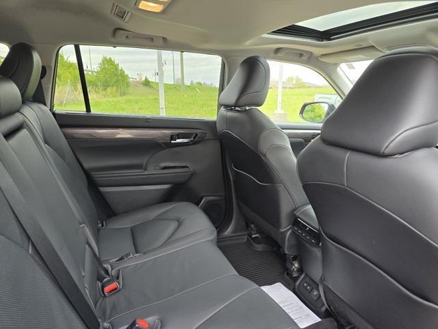 used 2020 Toyota Highlander Hybrid car, priced at $33,957