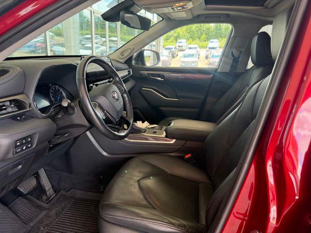 used 2020 Toyota Highlander Hybrid car, priced at $31,995