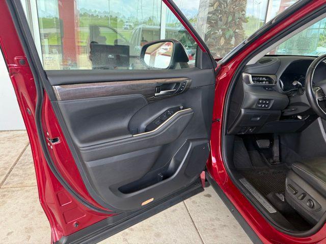 used 2020 Toyota Highlander Hybrid car, priced at $31,995