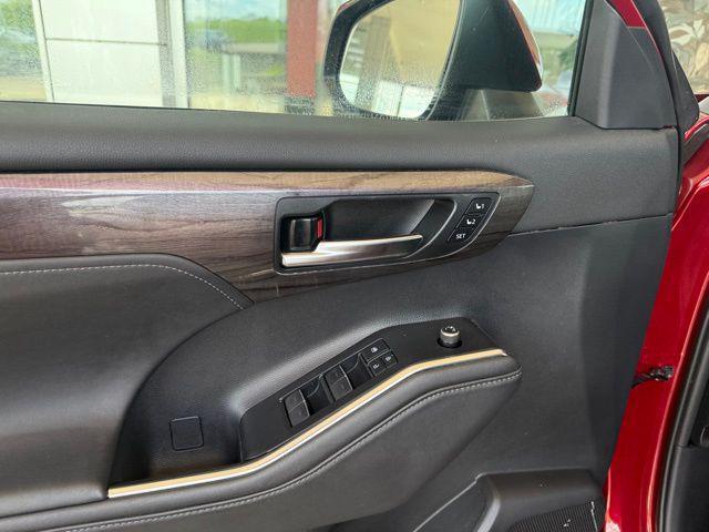 used 2020 Toyota Highlander Hybrid car, priced at $31,995