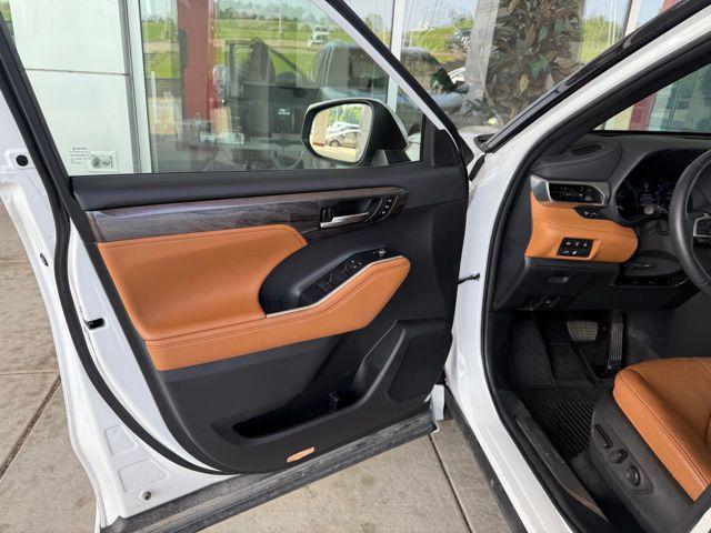 used 2024 Toyota Highlander Hybrid car, priced at $54,997
