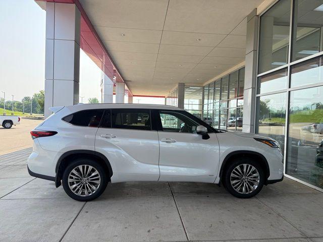 used 2024 Toyota Highlander Hybrid car, priced at $54,997