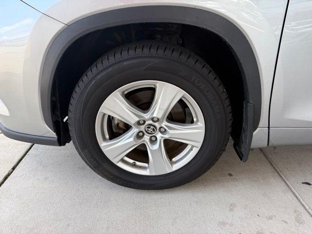 used 2023 Toyota Highlander car, priced at $28,998