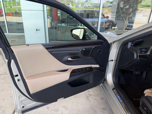 used 2019 Lexus ES 300h car, priced at $34,975