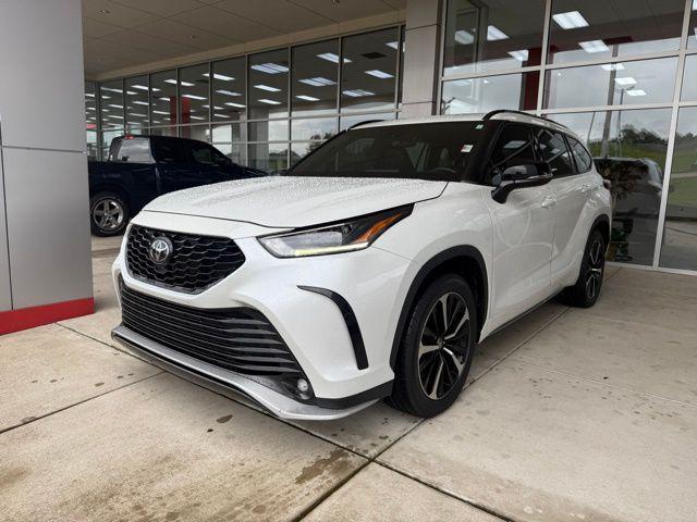 used 2022 Toyota Highlander car, priced at $33,978