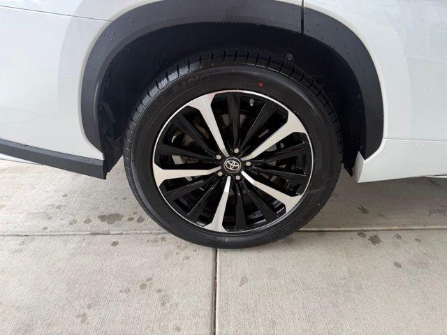 used 2022 Toyota Highlander car, priced at $33,978