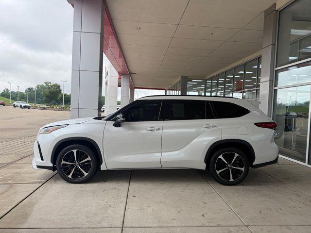 used 2022 Toyota Highlander car, priced at $33,978