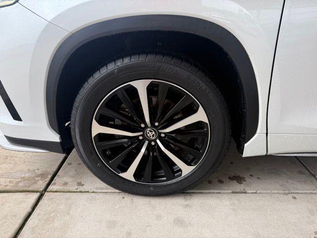 used 2022 Toyota Highlander car, priced at $33,978
