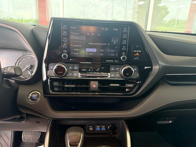 used 2022 Toyota Highlander car, priced at $33,978