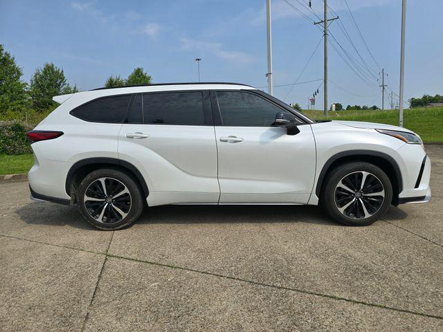 used 2022 Toyota Highlander car, priced at $33,978