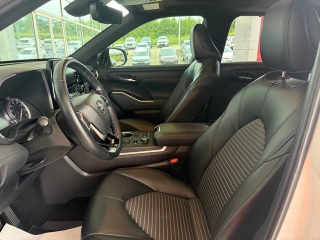 used 2022 Toyota Highlander car, priced at $33,978